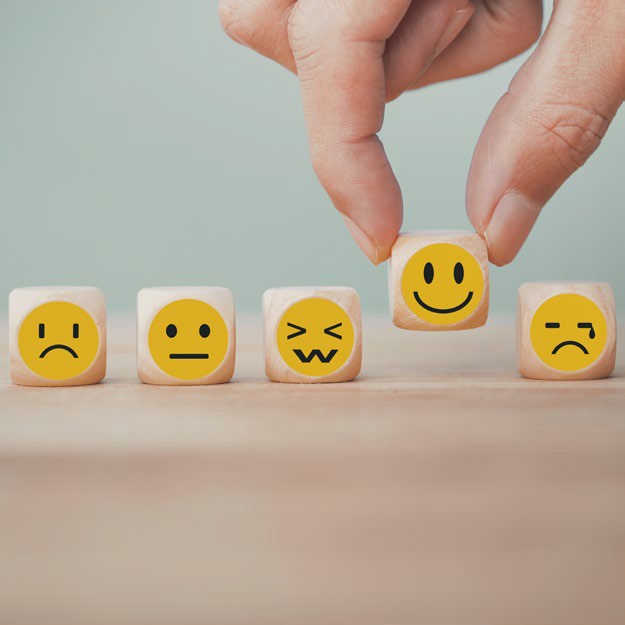 5 Würfel mit Smiley-Gesichtern