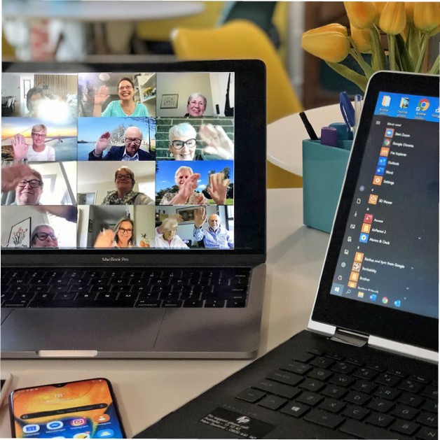 Laptop mit Videokonferenz