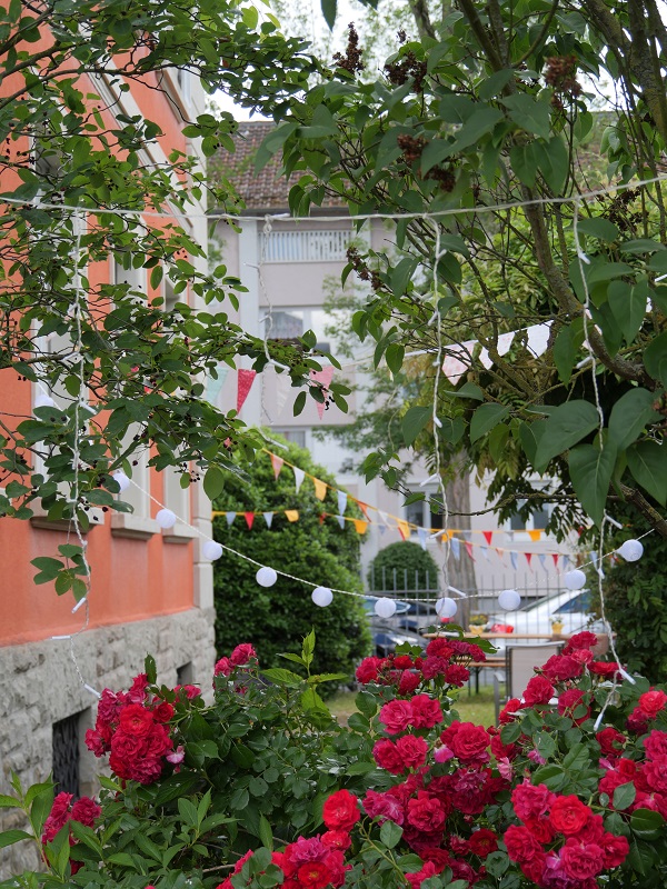 Festlich geschmückter Garten